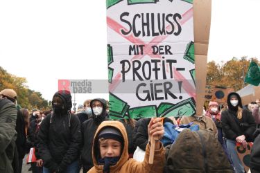 Klimaprotest in Berlin nach der Bundestagswahl <i>Bild fotopaula/R-mediabase</i> <br><a href=/confor2/?bld=59882&pst=59856&aid=225&i1=fotopaula/R-mediabase>Download Bild 59882</a>  <br><a href=/?p=59856>Zum Beitrag 59856</a>
