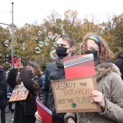 Klimaprotest in Berlin nach der Bundestagswahl <i>Bild 59884 fotopaula</i><br><a href=/confor2/?bld=59884&pst=59856&aid=225>Download (Anfrage)</a>  /  <a href=/?page_id=59856#jig2>zur Galerie</a>
