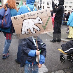 Klimaprotest in Berlin nach der Bundestagswahl <i>Bild 59885 fotopaula</i><br><a href=/confor2/?bld=59885&pst=59856&aid=225>Download (Anfrage)</a>  /  <a href=/?page_id=59856#jig2>zur Galerie</a>