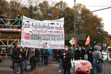 Klimaprotest in Berlin nach der Bundestagswahl <i>Bild fotopaula/R-mediabase</i> <br><a href=/confor2/?bld=59886&pst=59856&aid=225&i1=fotopaula/R-mediabase>Download Bild 59886</a>  <br><a href=/?p=59856>Zum Beitrag 59856</a>
