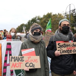 Klimaprotest in Berlin nach der Bundestagswahl <i>Bild 59887 fotopaula</i><br><a href=/confor2/?bld=59887&pst=59856&aid=225>Download (Anfrage)</a>  /  <a href=/?page_id=59856#jig2>zur Galerie</a>