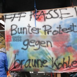 Klimaprotest in Berlin nach der Bundestagswahl <i>Bild 59889 fotopaula</i><br><a href=/confor2/?bld=59889&pst=59856&aid=225>Download (Anfrage)</a>  /  <a href=/?page_id=59856#jig2>zur Galerie</a>