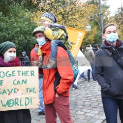Klimaprotest in Berlin nach der Bundestagswahl <i>Bild 59891 fotopaula</i><br><a href=/confor2/?bld=59891&pst=59856&aid=225>Download (Anfrage)</a>  /  <a href=/?page_id=59856#jig2>zur Galerie</a>