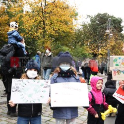 Klimaprotest in Berlin nach der Bundestagswahl <i>Bild 59892 fotopaula</i><br><a href=/confor2/?bld=59892&pst=59856&aid=225>Download (Anfrage)</a>  /  <a href=/?page_id=59856#jig2>zur Galerie</a>