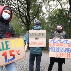 Klimaprotest in Berlin nach der Bundestagswahl <i>Bild 59894 fotopaula</i><br><a href=/confor2/?bld=59894&pst=59856&aid=225>Download (Anfrage)</a>  /  <a href=/?page_id=59856#jig2>zur Galerie</a>