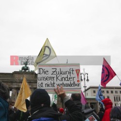 Klimaprotest in Berlin nach der Bundestagswahl <i>Bild 59895 fotopaula</i><br><a href=/confor2/?bld=59895&pst=59856&aid=225>Download (Anfrage)</a>  /  <a href=/?page_id=59856#jig2>zur Galerie</a>
