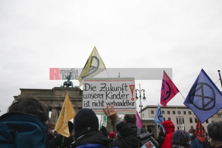 Klimaprotest in Berlin nach der Bundestagswahl <i>Bild 59895 fotopaula</i><br><a href=/email-download/?bld=59895><strong>DirektDownload</strong></a>