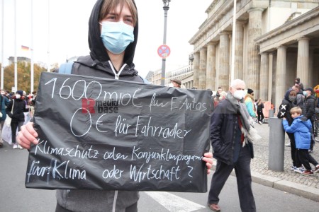 Klimaprotest in Berlin nach der Bundestagswahl <i>Bild 59897 fotopaula</i><br><a href=/email-download/?bld=59897><strong>DirektDownload</strong></a>