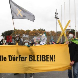 Klimaprotest in Berlin nach der Bundestagswahl <i>Bild 59899 fotopaula</i><br><a href=/confor2/?bld=59899&pst=59856&aid=225>Download (Anfrage)</a>  /  <a href=/?page_id=59856#jig2>zur Galerie</a>