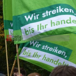Klimaprotest in Berlin nach der Bundestagswahl <i>Bild 59874 Denner</i><br><a href=/confor2/?bld=59874&pst=59856&aid=86>Download (Anfrage)</a>  /  <a href=/?page_id=59856#jig2>zur Galerie</a>