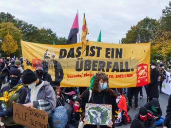 Klimaprotest in Berlin nach der Bundestagswahl <i>Bild Denner/R-mediabase</i> <br><a href=/confor2/?bld=59875&pst=59856&aid=86&i1=Denner/R-mediabase>Download Bild 59875</a>  <br><a href=/?p=59856>Zum Beitrag 59856</a>