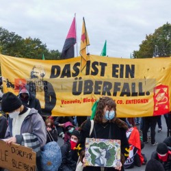 Klimaprotest in Berlin nach der Bundestagswahl <i>Bild 59875 Denner</i><br><a href=/confor2/?bld=59875&pst=59856&aid=86>Download (Anfrage)</a>  /  <a href=/?page_id=59856#jig2>zur Galerie</a>