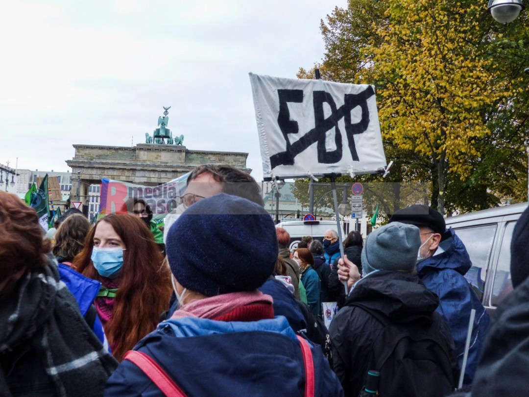  Klimaprotest in Berlin nach der Bundestagswahl | Bildrechte  Denner | <strong>Bild</strong> 59876  <a href=/confor/?bld=59876&pst=59856>anfragen</a> | <strong>Galerie</strong> 59856  <a href=/gezielte-bildersuche/?sk=59856>anzeigen</a>