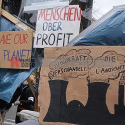 Klimaprotest in Berlin nach der Bundestagswahl <i>Bild 59857 Denner</i><br><a href=/confor2/?bld=59857&pst=59856&aid=86>Download (Anfrage)</a>  /  <a href=/?page_id=59856#jig2>zur Galerie</a>