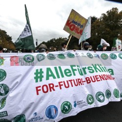 Klimaprotest in Berlin nach der Bundestagswahl <i>Bild 59858 Denner</i><br><a href=/confor2/?bld=59858&pst=59856&aid=86>Download (Anfrage)</a>  /  <a href=/?page_id=59856#jig2>zur Galerie</a>