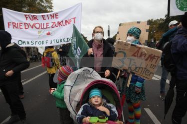Klimaprotest in Berlin nach der Bundestagswahl <i>Bild Denner/R-mediabase</i> <br><a href=/confor2/?bld=59859&pst=59856&aid=86&i1=Denner/R-mediabase>Download Bild 59859</a>  <br><a href=/?p=59856>Zum Beitrag 59856</a>
