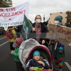 Klimaprotest in Berlin nach der Bundestagswahl <i>Bild 59859 Denner</i><br><a href=/confor2/?bld=59859&pst=59856&aid=86>Download (Anfrage)</a>  /  <a href=/?page_id=59856#jig2>zur Galerie</a>