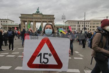 Klimaprotest in Berlin nach der Bundestagswahl <i>Bild Denner/R-mediabase</i> <br><a href=/confor2/?bld=59860&pst=59856&aid=86&i1=Denner/R-mediabase>Download Bild 59860</a>  <br><a href=/?p=59856>Zum Beitrag 59856</a>