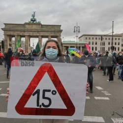 Klimaprotest in Berlin nach der Bundestagswahl <i>Bild 59860 Denner</i><br><a href=/confor2/?bld=59860&pst=59856&aid=86>Download (Anfrage)</a>  /  <a href=/?page_id=59856#jig2>zur Galerie</a>
