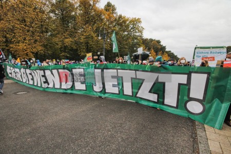 Berlin: Bündnis fordert „sozial-ökologische Transformation der Wirtschaft“ <i>Bild 59862 Denner</i><br><a href=/email-download/?bld=59862><strong>DirektDownload</strong></a>