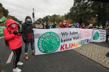 Berlin: Bündnis fordert „sozial-ökologische Transformation der Wirtschaft“ <i>Bild 59864 Denner</i><br><a href=/email-download/?bld=59864><strong>DirektDownload</strong></a>