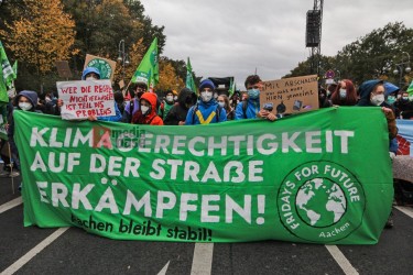 Klimaprotest in Berlin nach der Bundestagswahl | Bildrechte Denner | <strong>Bild</strong> 59865  <a href=/confor/?bld=59865&pst=59856>anfragen</a> | <strong>Galerie</strong> 59856  <a href=/gezielte-bildersuche/?sk=59856>anzeigen</a>
