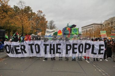 Klimaprotest in Berlin nach der Bundestagswahl <i>Bild Denner/R-mediabase</i> <br><a href=/confor2/?bld=59870&pst=59856&aid=86&i1=Denner/R-mediabase>Download Bild 59870</a>  <br><a href=/?p=59856>Zum Beitrag 59856</a>
