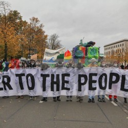 Klimaprotest in Berlin nach der Bundestagswahl <i>Bild 59870 Denner</i><br><a href=/confor2/?bld=59870&pst=59856&aid=86>Download (Anfrage)</a>  /  <a href=/?page_id=59856#jig2>zur Galerie</a>