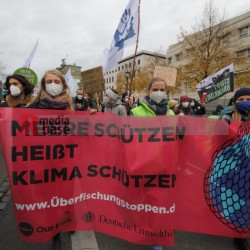 Klimaprotest in Berlin nach der Bundestagswahl <i>Bild 59871 Denner</i><br><a href=/confor2/?bld=59871&pst=59856&aid=86>Download (Anfrage)</a>  /  <a href=/?page_id=59856#jig2>zur Galerie</a>