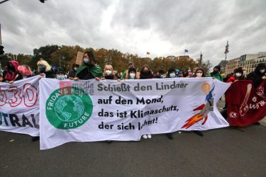 Klimaprotest in Berlin nach der Bundestagswahl <i>Bild Denner/R-mediabase</i> <br><a href=/confor2/?bld=59872&pst=59856&aid=86&i1=Denner/R-mediabase>Download Bild 59872</a>  <br><a href=/?p=59856>Zum Beitrag 59856</a>