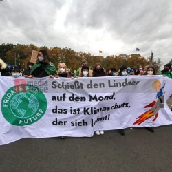 Klimaprotest in Berlin nach der Bundestagswahl <i>Bild 59872 Denner</i><br><a href=/confor2/?bld=59872&pst=59856&aid=86>Download (Anfrage)</a>  /  <a href=/?page_id=59856#jig2>zur Galerie</a>