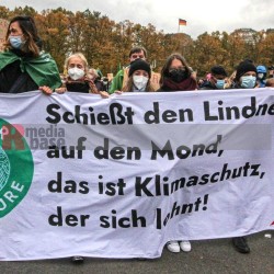 Klimaprotest in Berlin nach der Bundestagswahl <i>Bild 59898 Denner</i><br><a href=/confor2/?bld=59898&pst=59856&aid=86>Download (Anfrage)</a>  /  <a href=/?page_id=59856#jig2>zur Galerie</a>