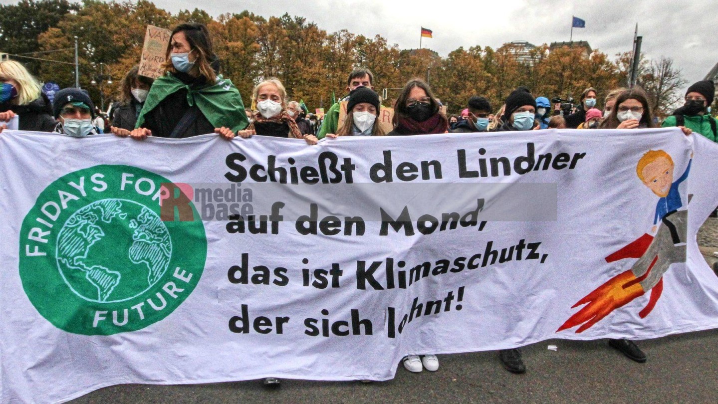 Klimaprotest in Berlin nach der Bundestagswahl <i>Bild  59898 Denner</i><br><a href=/confor2/?bld=59898&pst=59856&aid=86>Anfrage <strong>Download</strong></a>