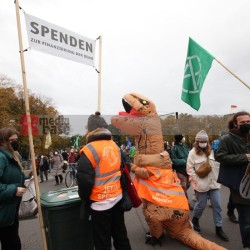 Klimaprotest in Berlin nach der Bundestagswahl <i>Bild 59900 fotopaula</i><br><a href=/confor2/?bld=59900&pst=59856&aid=225>Download (Anfrage)</a>  /  <a href=/?page_id=59856#jig2>zur Galerie</a>