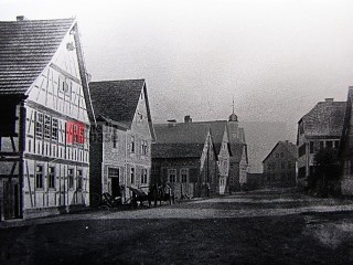 Die Dorfmitte mit der Dorfschmiede, der alten Post, Bäckerei Denner, die Oberförsterei und die Dorfkirche. | Rudi Denner/R-mediabase / R-mediabase | <a href=/confor2/?bld=60977&t=d&pst=60833&aid=86&dc=1110&i1=Rudi%20Denner/R-mediabase%20/%20R-mediabase><strong>Download Bild 60977...</strong></a> |