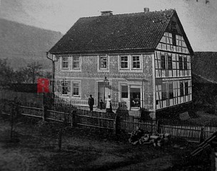 as Geschäftshaus der Familie Steingräber in der Sandgasse mit Taubenschlag und teilweise verschieferter Hausfassade | Rudi Denner/R-mediabase / R-mediabase | <a href=/confor2/?bld=60978&t=d&pst=60833&aid=86&dc=1110&i1=Rudi%20Denner/R-mediabase%20/%20R-mediabase><strong>Download Bild 60978...</strong></a> |