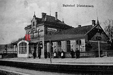 Der Bahnhof in Dietzhausen mit angebauten Stellwerk und Gastwirtschaft <i>Bild Denner/R-mediabase</i> <br><a href=/confor2/?bld=60979&pst=60833&aid=86&i1=Denner/R-mediabase>Download Bild 60979</a>  <br><a href=/?p=60833>Zum Beitrag 60833</a>