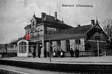  Der Bahnhof in Dietzhausen mit angebauten Stellwerk und Gastwirtschaft | Bildrechte Denner | <strong>Bild</strong> 60979  <a href=/confor/?bld=60979&pst=60833>anfragen</a> | <strong>Galerie</strong> 60833  <a href=/gezielte-bildersuche/?sk=60833>anzeigen</a>