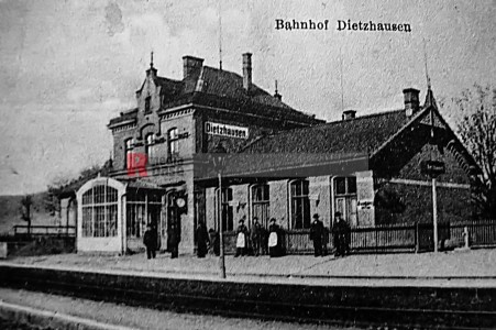 Der Bahnhof in Dietzhausen mit angebauten Stellwerk und Gastwirtschaft <i>Bild 60979 Denner</i><br><a href=/email-download/?bld=60979><strong>DirektDownload</strong></a>