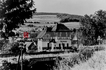 Funktionsgebäude mit Signalanlage, zum Bahnhof gehörend. Im Vordergrund die Eisenbahnbrücke. Im Hintergrund der Eulsberg mit den Handtuchfeldern | Rudi Denner/R-mediabase / R-mediabase | <a href=/confor2/?bld=60980&t=d&pst=60833&aid=86&dc=1111&i1=Rudi%20Denner/R-mediabase%20/%20R-mediabase><strong>Download Bild 60980...</strong></a> |