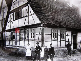 Ein Fachwerkhaus an der Hauptstraße gegenüber der Dorfkirche. Hier wohnte u.a. die Familie des Porzellanmalers Albert Schmidt. Erkennbar ist, dass es zu dieser Zeit noch keinen Bürgersteig gab | Rudi Denner/R-mediabase / R-mediabase | <a href=/confor2/?bld=60983&t=d&pst=60833&aid=86&dc=1111&i1=Rudi%20Denner/R-mediabase%20/%20R-mediabase><strong>Download Bild 60983...</strong></a> |