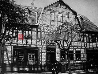 Geschäftshaus der Familie Baumann im Oberdorf an der Hauptstraße. | Rudi Denner/R-mediabase / R-mediabase | <a href=/confor2/?bld=60984&t=d&pst=60833&aid=86&dc=1111&i1=Rudi%20Denner/R-mediabase%20/%20R-mediabase><strong>Download Bild 60984...</strong></a> |