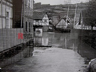 Die Kirchgasse bei Hochwasser. Im Hintergrund das alte Brauhaus und Feuerwehrhaus, rechts der Zaun der Schule. | Rudi Denner/R-mediabase / R-mediabase | <a href=/confor2/?bld=60986&t=d&pst=60833&aid=86&dc=1111&i1=Rudi%20Denner/R-mediabase%20/%20R-mediabase><strong>Download Bild 60986...</strong></a> |