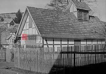 Das alte Feuerwehrhaus unweit der Kirche | Rudi Denner/R-mediabase / R-mediabase | <a href=/confor2/?bld=60987&t=d&pst=60833&aid=86&dc=1111&i1=Rudi%20Denner/R-mediabase%20/%20R-mediabase><strong>Download Bild 60987...</strong></a> |