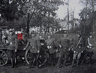 Die Feuerwehrmannschaft des Ortes im Jahre 1913 | Rudi Denner/R-mediabase / R-mediabase | <a href=/confor2/?bld=60988&t=d&pst=60833&aid=86&dc=1111&i1=Rudi%20Denner/R-mediabase%20/%20R-mediabase><strong>Download Bild 60988...</strong></a> |
