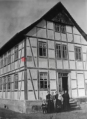 Fachwerkhaus im Rasen. | Rudi Denner/R-mediabase / R-mediabase | <a href=/confor2/?bld=60989&t=d&pst=60833&aid=86&dc=1112&i1=Rudi%20Denner/R-mediabase%20/%20R-mediabase><strong>Download Bild 60989...</strong></a> |