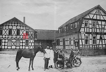 Gasthaus „Zur Linde“ gelegen an der Hauptstraße mit Paul und Willy Straube. | Rudi Denner/R-mediabase / R-mediabase | <a href=/confor2/?bld=60990&t=d&pst=60833&aid=86&dc=1112&i1=Rudi%20Denner/R-mediabase%20/%20R-mediabase><strong>Download Bild 60990...</strong></a> |