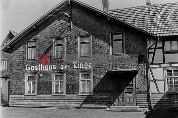 Das Gasthaus „Zur Linde“. | Rudi Denner/R-mediabase / R-mediabase | <a href=/confor2/?bld=60991&t=d&pst=60833&aid=86&dc=1112&i1=Rudi%20Denner/R-mediabase%20/%20R-mediabase><strong>Download Bild 60991...</strong></a> |