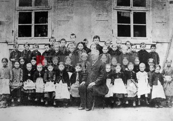 Klassenfoto vor der alten Schule mit