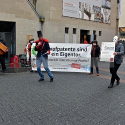 Kundgebung und Performance vor der Antoniterkirche Köln für die Freigabe von Impfpatenten. <i>Bild 61460 Bronisz</i><br><a href=/confor2/?bld=61460&pst=61443&aid=124>Download (Anfrage)</a>  /  <a href=/?page_id=61443#jig2>zur Galerie</a>